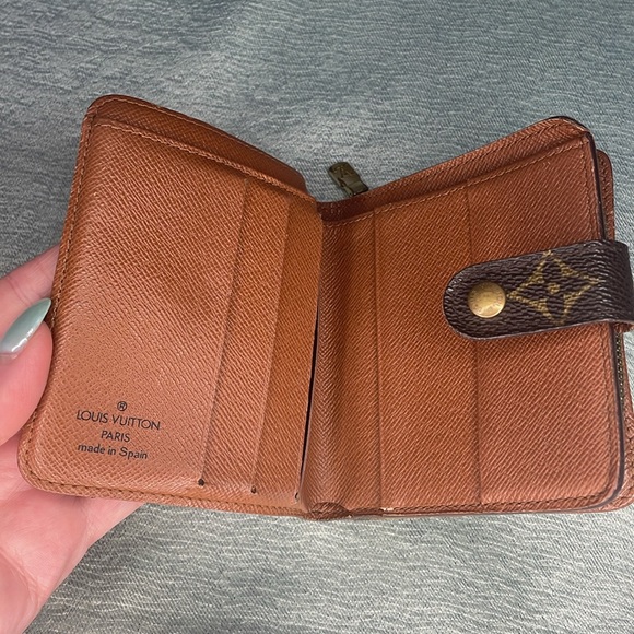 Louis Vuitton Monogram Leather Compact Zip Snap Wallet - Picture 8 of 16